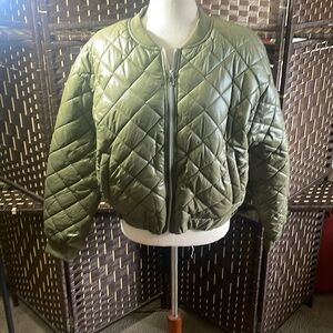 -000100 NWOT STYLISH SOLID COLORED COAT WITH ZIPPER AND DUAL POCKETS.